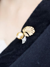 「Between the leaves」 Golden South Pearl Diamond brooch