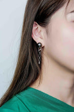 「DNA」Genetic Code Black South Pearl Diamond asymmetrical earrings